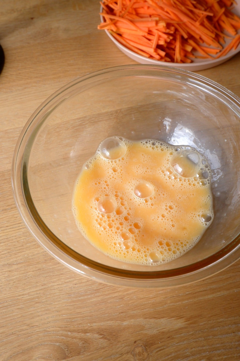 人参とふんわり卵の塩麹炒めの作り方ステップ2