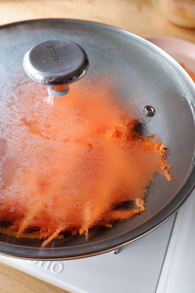 人参とふんわり卵の塩麹炒めの作り方ステップ3