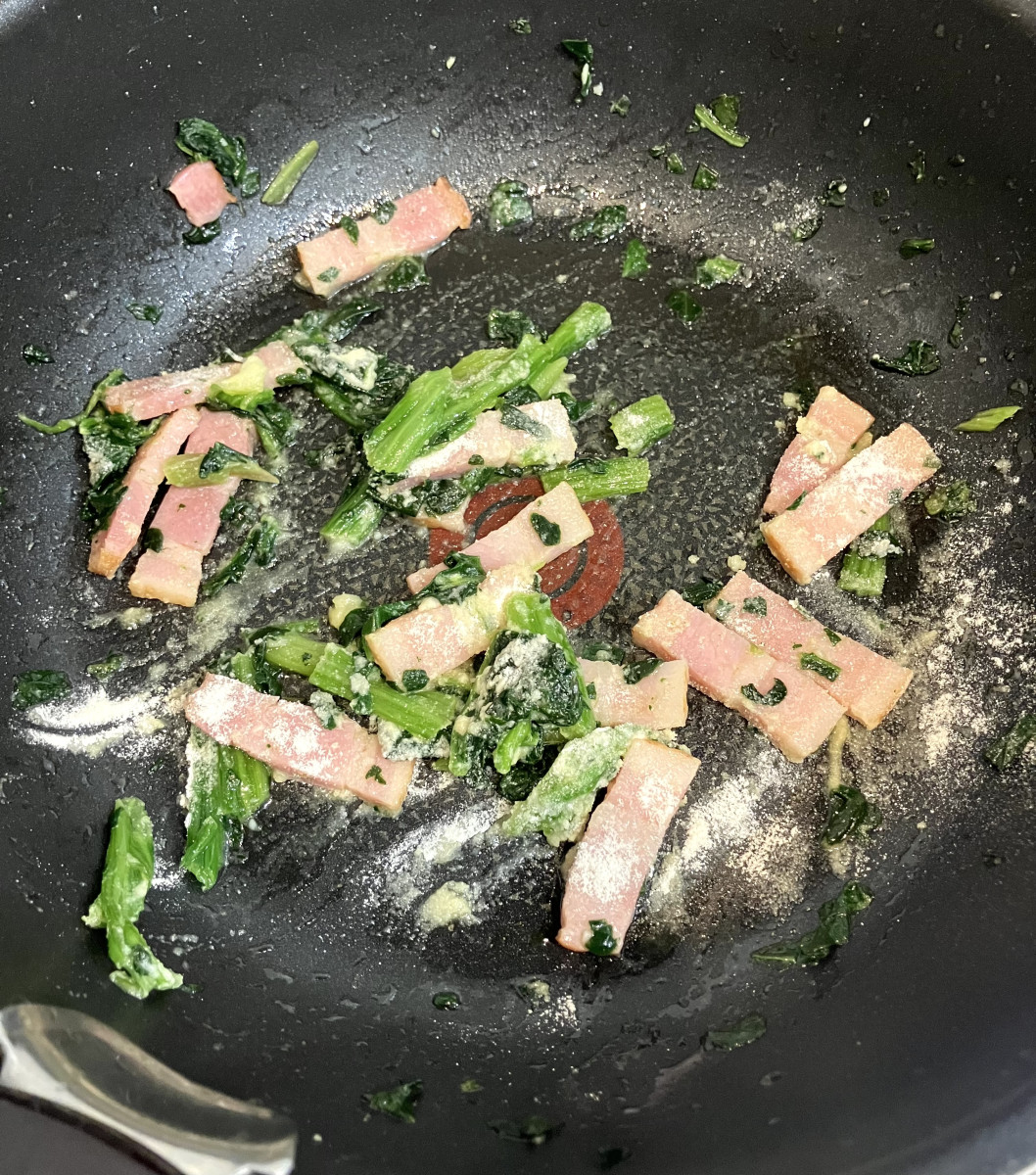 カットほうれん草を使って手軽に！ほうれん草とベーコンのクリームパスタの作り方ステップ4