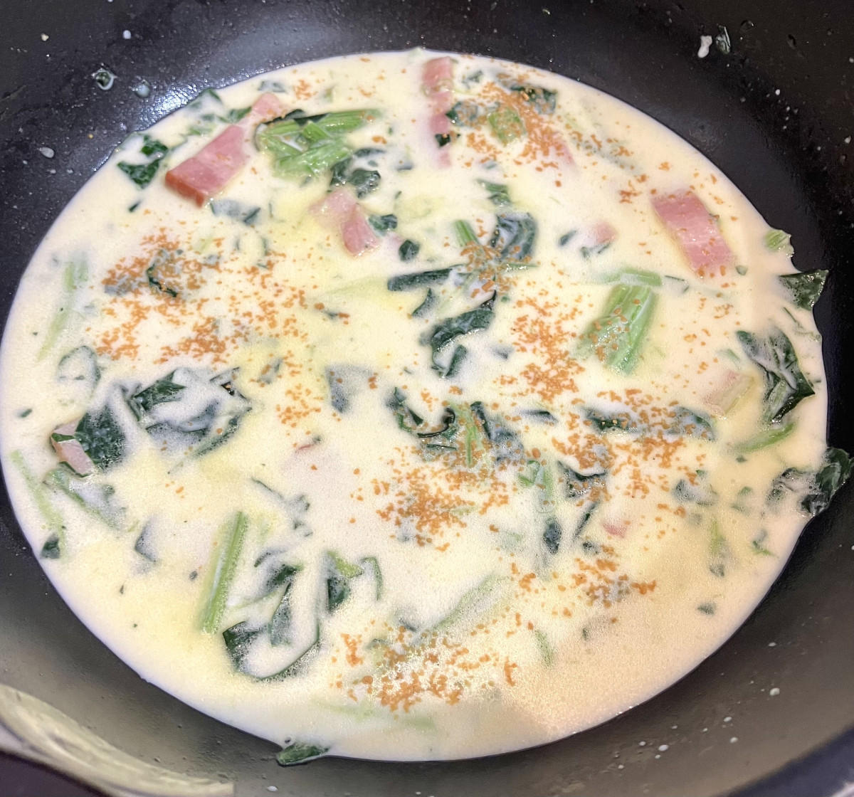 カットほうれん草を使って手軽に！ほうれん草とベーコンのクリームパスタの作り方ステップ5