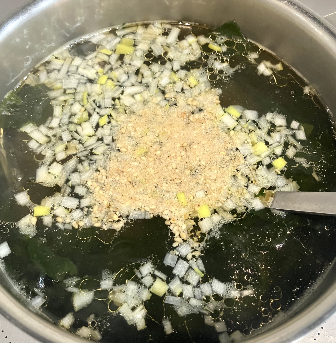 簡単なのに美味しい！春雨とわかめの中華風スープの作り方ステップ3