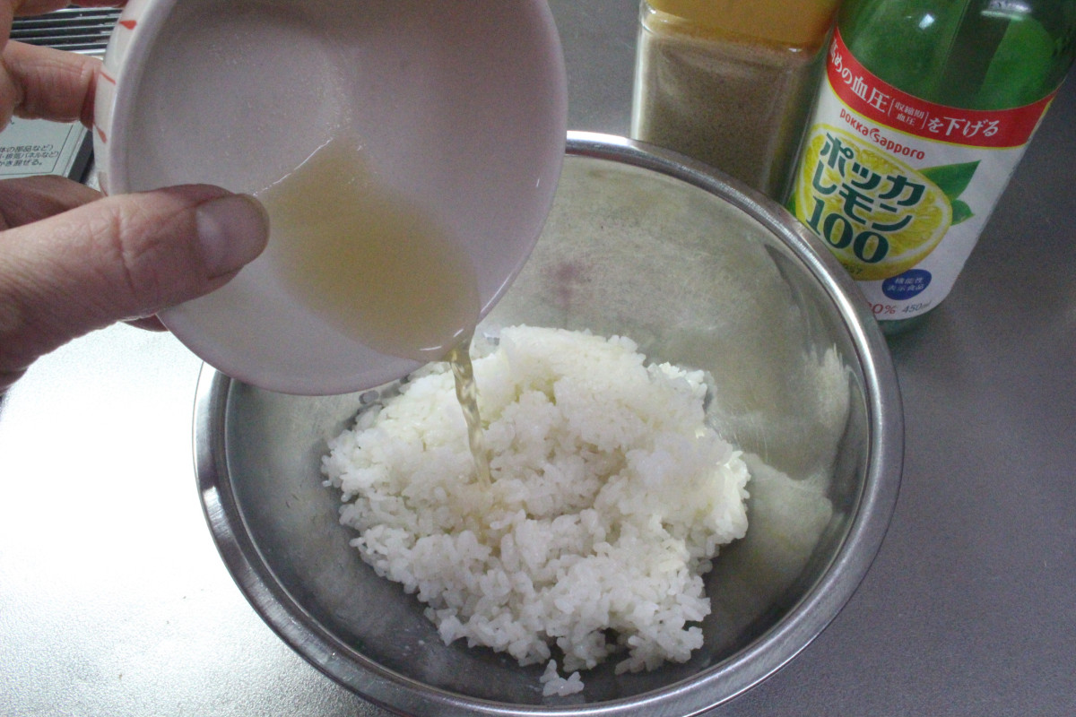 塩昆布アボカドの軍艦の作り方ステップ2