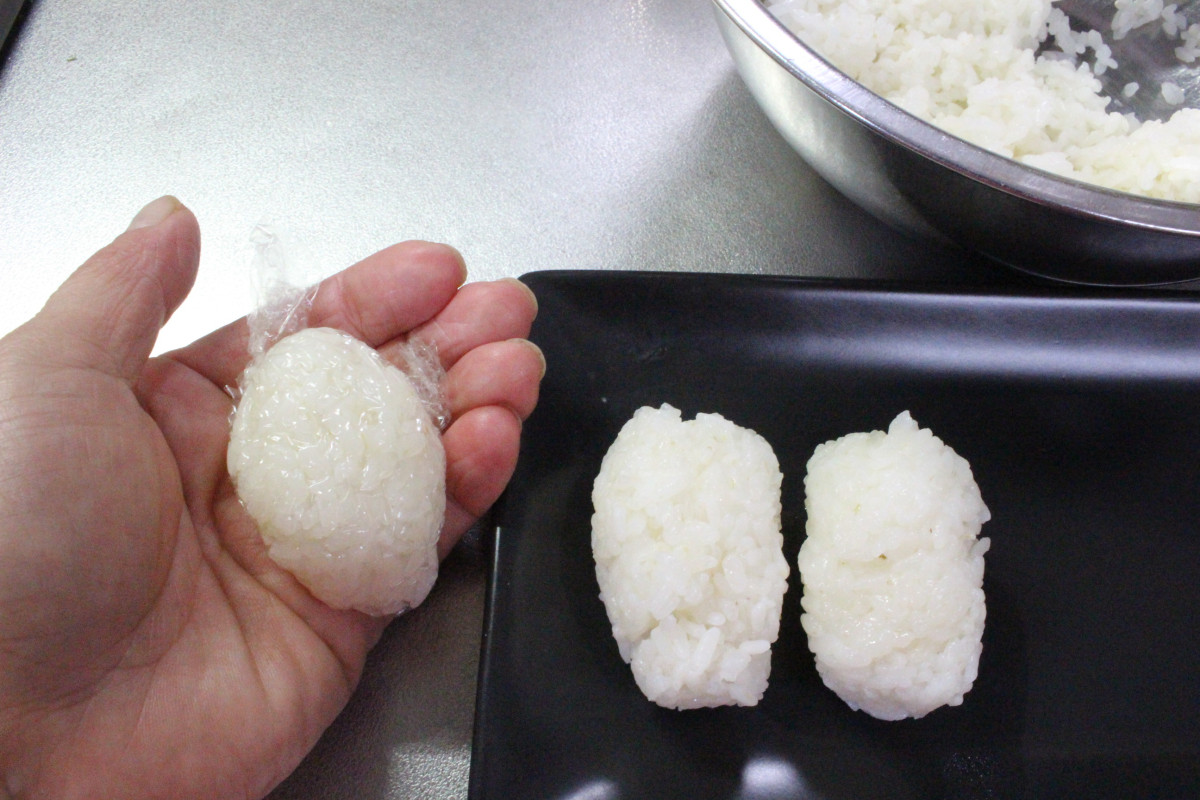 塩昆布アボカドの軍艦の作り方ステップ4