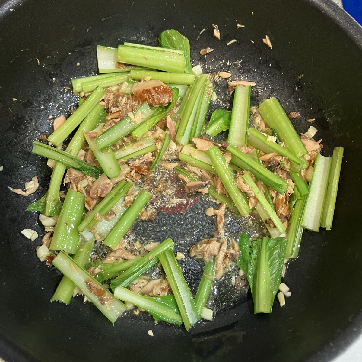 鯖の水煮缶と小松菜のパスタの作り方ステップ3