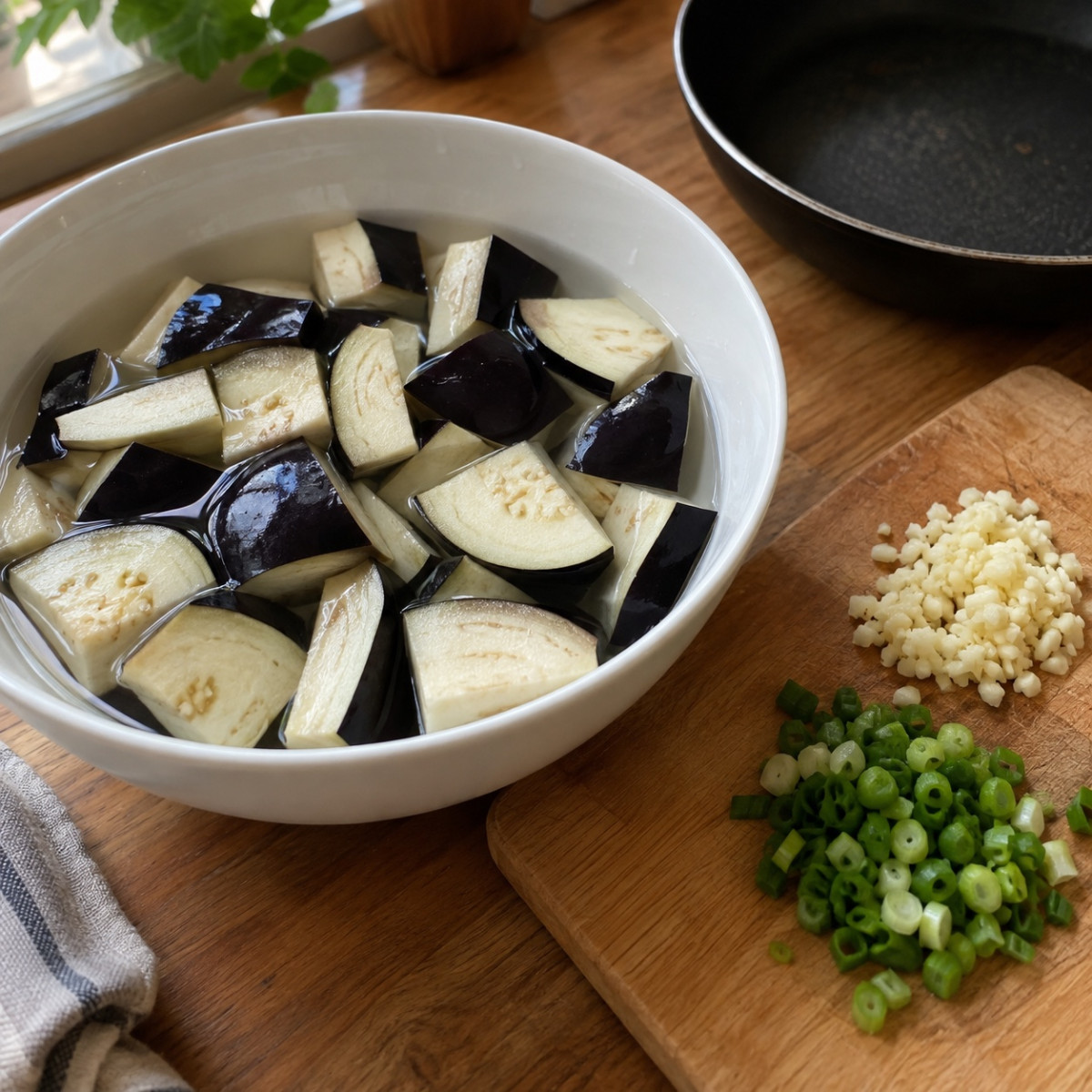 フライパン12分。なすと豚ひき肉のピリ辛中華炒めの作り方ステップ1
